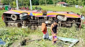 মাধবপুর যাত্রীবাহী বাস উল্টে আহত ৩০ মাধবপুর যাত্রীবাহী বাস উল্টে আহত ৩০
