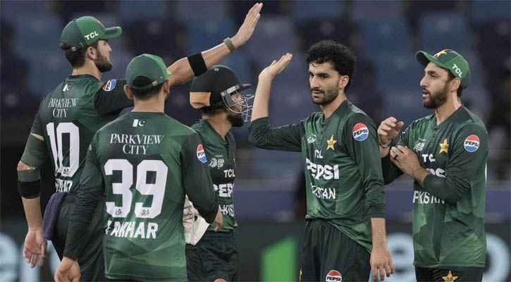 পাকিস্তানের বোলিং তোপে উড়েই গেল ওমান