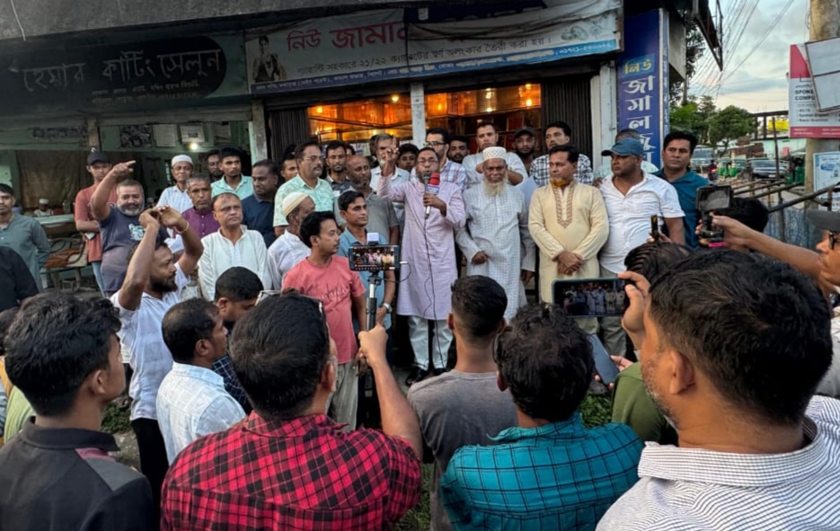 কামাল বাজারে ৩১ দফা ও ধানের শীষের প্রচারণায় খান জামাল কামাল বাজারে ৩১ দফা ও ধানের শীষের প্রচারণায় খান জামাল