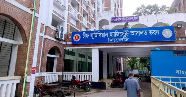 আদালত প্রাঙ্গণে সাংবাদিকের ওপর আসামির হামলা