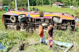 মাধবপুর যাত্রীবাহী বাস উল্টে আহত ৩০