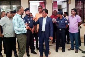 সব টিকিট কোথায় যায়? রেলস্টেশনে ডিসির হঠাৎ হানা