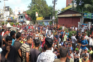 ৫ ঘন্টা ধরে সড়ক অবরোধ করে বিক্ষোভ ব্যাটারি রিকশা শ্রমিকদের ৫ ঘন্টা ধরে সড়ক অবরোধ করে বিক্ষোভ ব্যাটারি রিকশা শ্রমিকদের