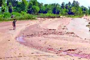 চুনারুঘাট প্রকাশ্যে লুট হচ্ছে ‘সাদা সোনা’