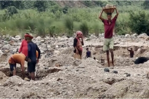 বেপরোয়া লুটপাটে ‘পাথরশূণ্য’ সাদাপাথর