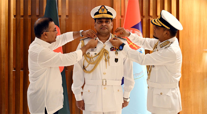 নবনিযুক্ত নৌপ্রধান মিসবাহ-উল-আজীমকে র&zwnj;্যাঙ্ক ব্যাজ পরালেন প্রধানমন্ত্রী