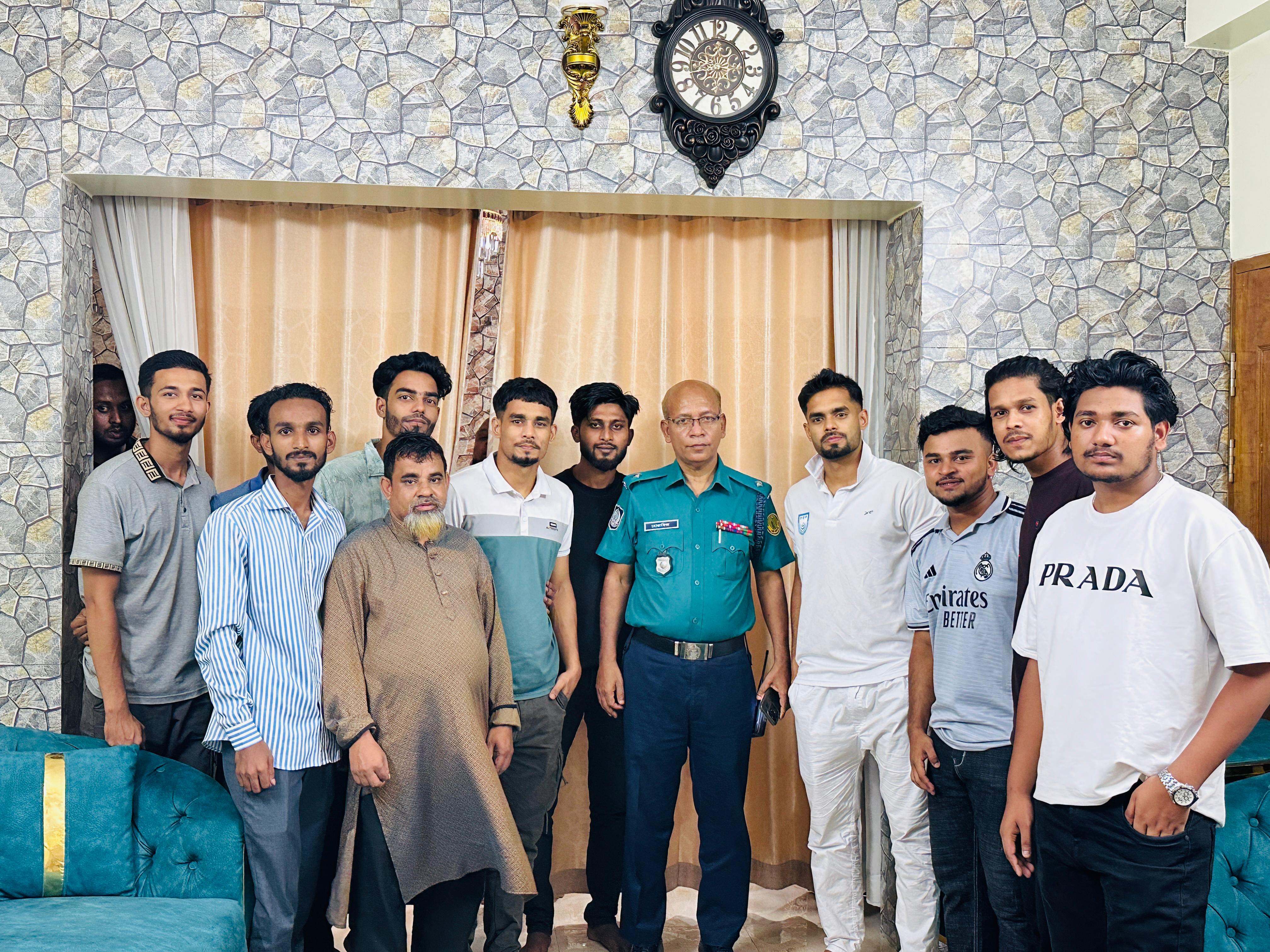 জাতীয় দলের ফুটবলার সাদ ও তাজকে ফুল দিয়ে বরণ করলেন মোগলাবাজার থানার ওসি