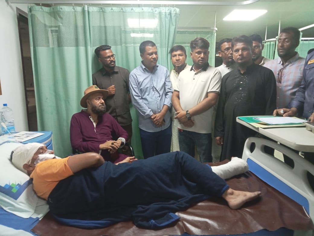 দুর্ঘটনার স্বীকার যুবদলের কর্মীকে দেখতে হসপিটালে এম এ মালিক