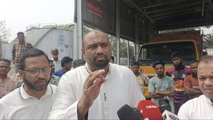 মন্ত্রীদের আশ্বাসে সিলেটে তেল উত্তোলন শুরু, সংকট পুরোপুরি কাটেনি