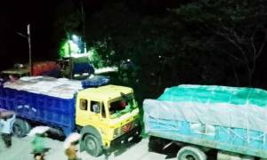 হবিগঞ্জে ৬ ট্রাকভর্তি ভারতীয় চিনি জব্দ:গ্রফতার ৬