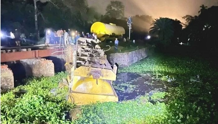 মাধবপুরে তেলবাহী ট্রেন লাইনচ্যুত, রেল যোগাযোগ বিচ্ছিন্ন