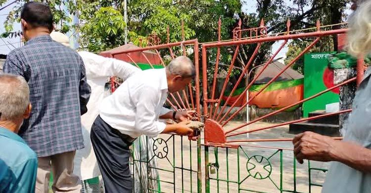 শহীদ মিনারের তালা ভেঙে শ্রদ্ধা জানালেন বীর মুক্তিযোদ্ধারা
