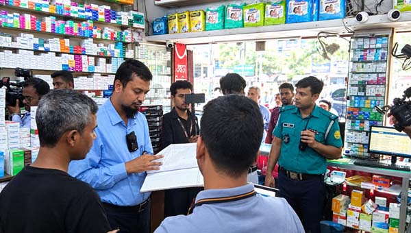আল-মদীনা ফার্মেসিতে মেয়াদোত্তীর্ণ ওষুধ, ৩০ হাজার টাকা জরিমানা