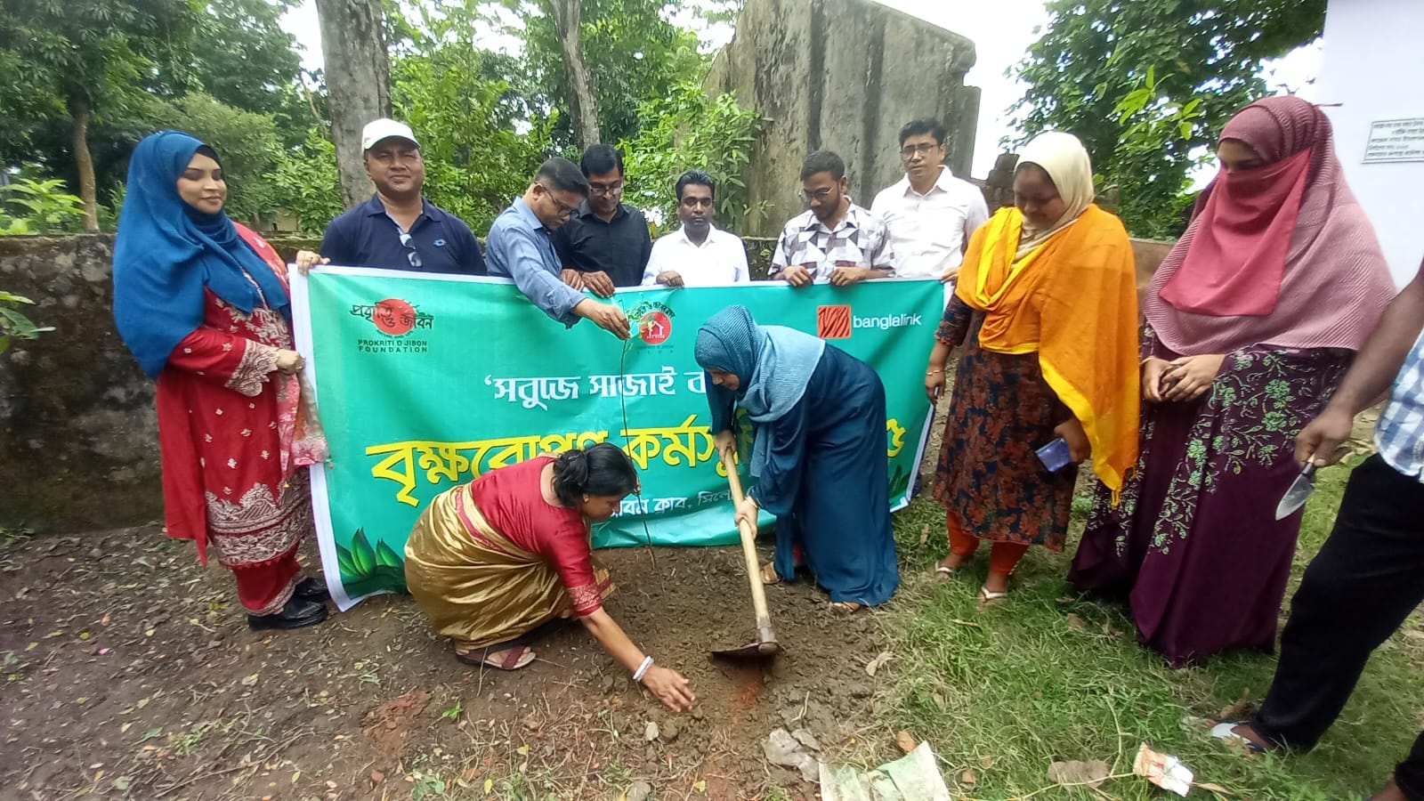 সিলেটে &lsquo;সবুজে সাজাই বাংলাদেশ&rsquo; শ্লোগানে প্রকৃতি ও জীবন ক্লাবের মাসব্যাপী বৃক্ষরোপণ কর্মসূচির সূচনা