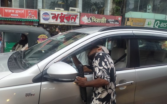 সরকারি গাড়ি থেকে স্টিকার খুলে দিচ্ছে শিক্ষার্থীরা