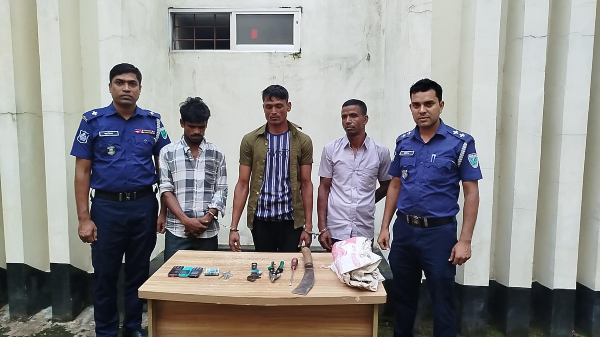 চুনারুঘাটের পল্লীতে ডাকাতির প্রস্তুতিকালে ৩ ডাকাত গ্রেপ্তার 