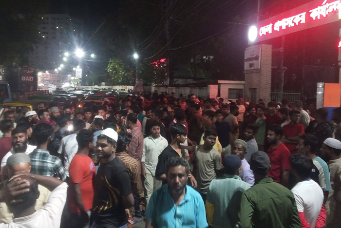 ঈদের আগে ফুটপাতে ব্যবসার সুযোগ চেয়ে নগরীর হকারদের বিক্ষোভ