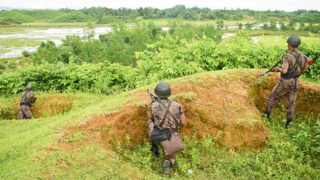 মিয়ানমারের সংঘাত ছড়িয়েছে টেকনাফ সীমান্তে 