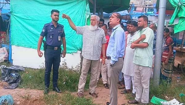 লালদীঘির পাড় হকার মার্কেট পরিদর্শনে জেলা প্রশাসক, সমস্যা সমাধানের আশ্বাস