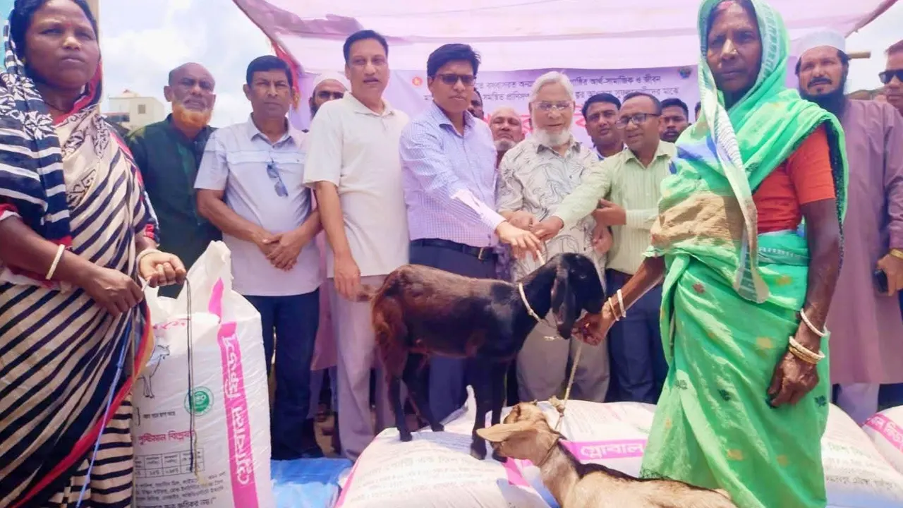 মাধবপুরে ক্ষুদ্র নৃ-গোষ্ঠীর মাঝে ছাগল ও উপকরণ বিতরণ