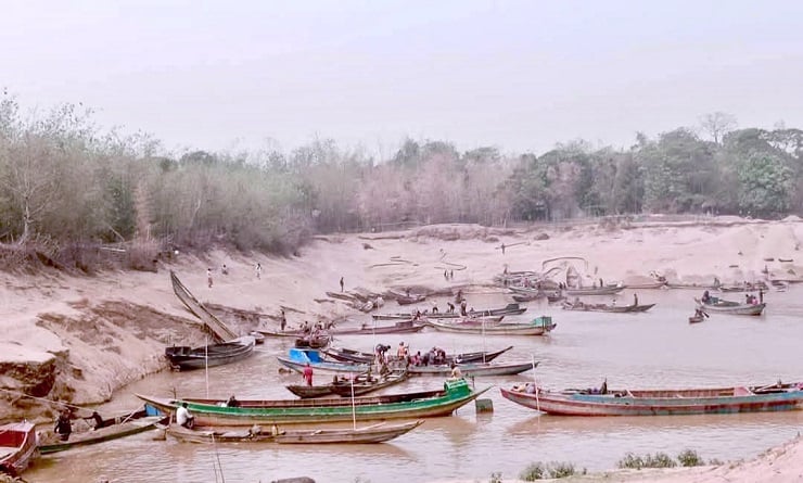 যাদুকাটা নদী দখল নিয়ে সংঘর্ষ, আহত ১০