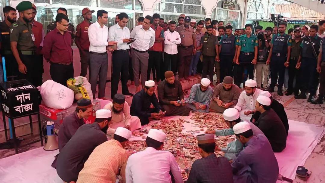 শাহজালাল মাজারের দান গণনায় মিলল ১৭ লাখ ৬৫ হাজার টাকা ও ৭ আনা স্বর্ণ