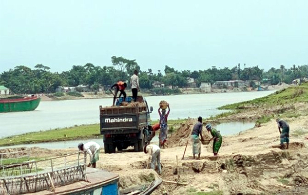 সুনামগঞ্জে সুরমা নদীর পার কেটে মাটির ব্যবসা