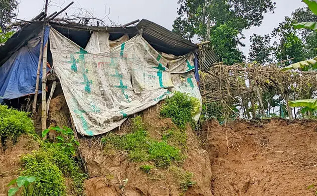 'মৃত্যুঝুঁকি নিয়ে' ৫০ হাজার মানুষের বসবাস