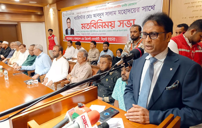 রেড ক্রিসেন্টের স্বেচ্ছাসেবকরা সবসময় জীবনের ঝুঁকি নিয়ে মানুষের পাশে দাঁড়িয়েছেন: ব্যারিস্টার সালাম