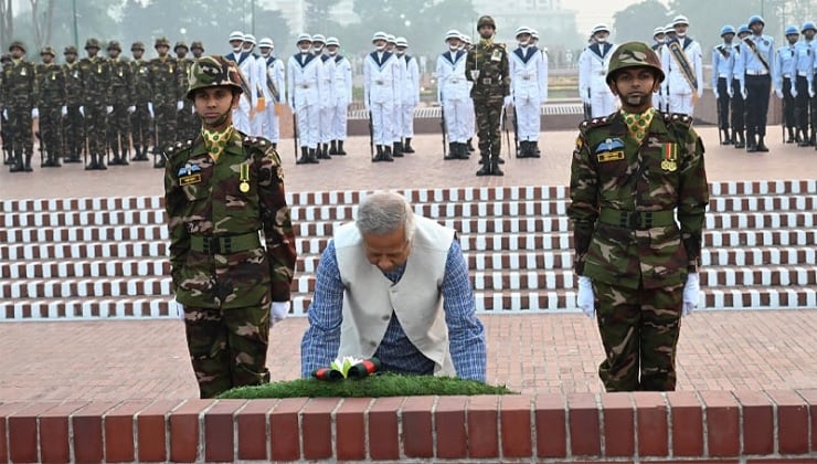 স্মৃতিসৌধে প্রধান উপদেষ্টার শ্রদ্ধা