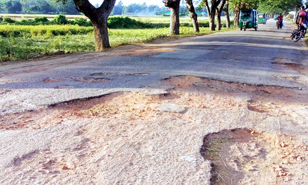 কমলগঞ্জ-আদমপুর সড়কের বেহাল দশা