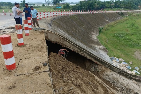 ছাতকে সুরমা ব্রিজের এ্যাপ্রোচ রোডের নীচের মাটি সরে গেছে