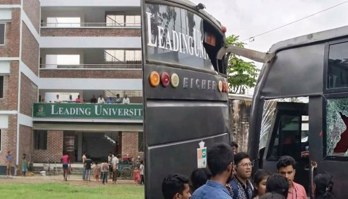 লিডিং ইউনিভার্সিটির বাসের বেপরোয়া গতিতে &lsquo;নিরাপাত্তা ঝুঁকিতে&rsquo; শিক্ষার্থীরা