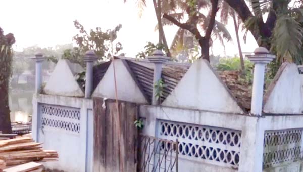 কবরের ওপরই ২০ বছর ধরে আশ্রয় বৃদ্ধের