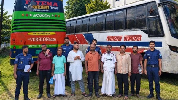 বাহুবলে দুই বাসে পুলিশের তল্লাশি, ভারতীয় পণ্যসহ গ্রেপ্তার ৭