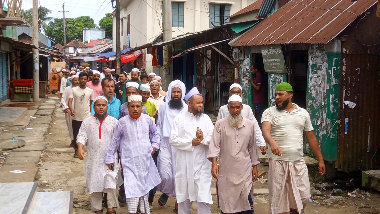 মধ্যনগরে ধর্মীয় সম্প্রীতি রক্ষা ও  উস্কানীর বিরুদ্ধে মুসল্লিদের মিছিল