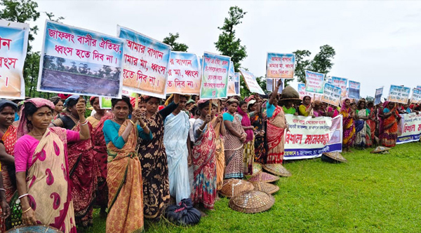 জাফলংয়ে অবৈধভাবে বালু-পাথর তোলা বন্ধের দাবিতে মানববন্ধন