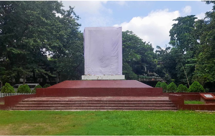 সুনশান নিরব ছিল ডিসি অফিস, শ্রদ্ধা জানাতে যায়নি কেউ