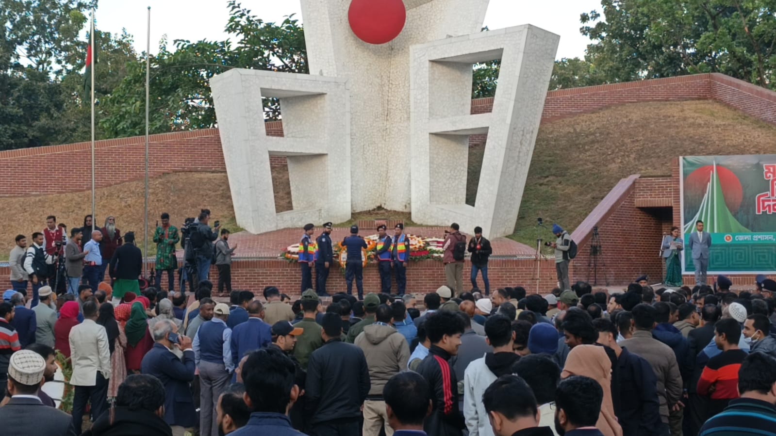 সিলেট কেন্দ্রীয় শহীদ মিনারে জনতার ঢল