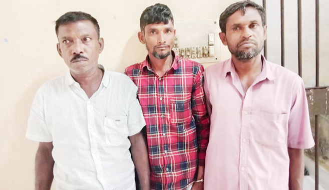 কালিঘাটে জুয়ার আসর থেকে আটক ৩