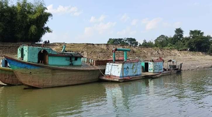 জাফলংয়ে অবৈধ বালু উত্তোলন, ৬১টি নৌকাসহ আটক ৩