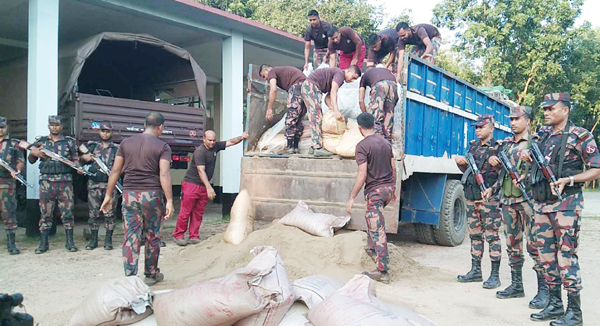 তামাবিল সড়কে বালু ভর্তি ট্রাকে মিললো ৩০০ বস্তা চিনি
