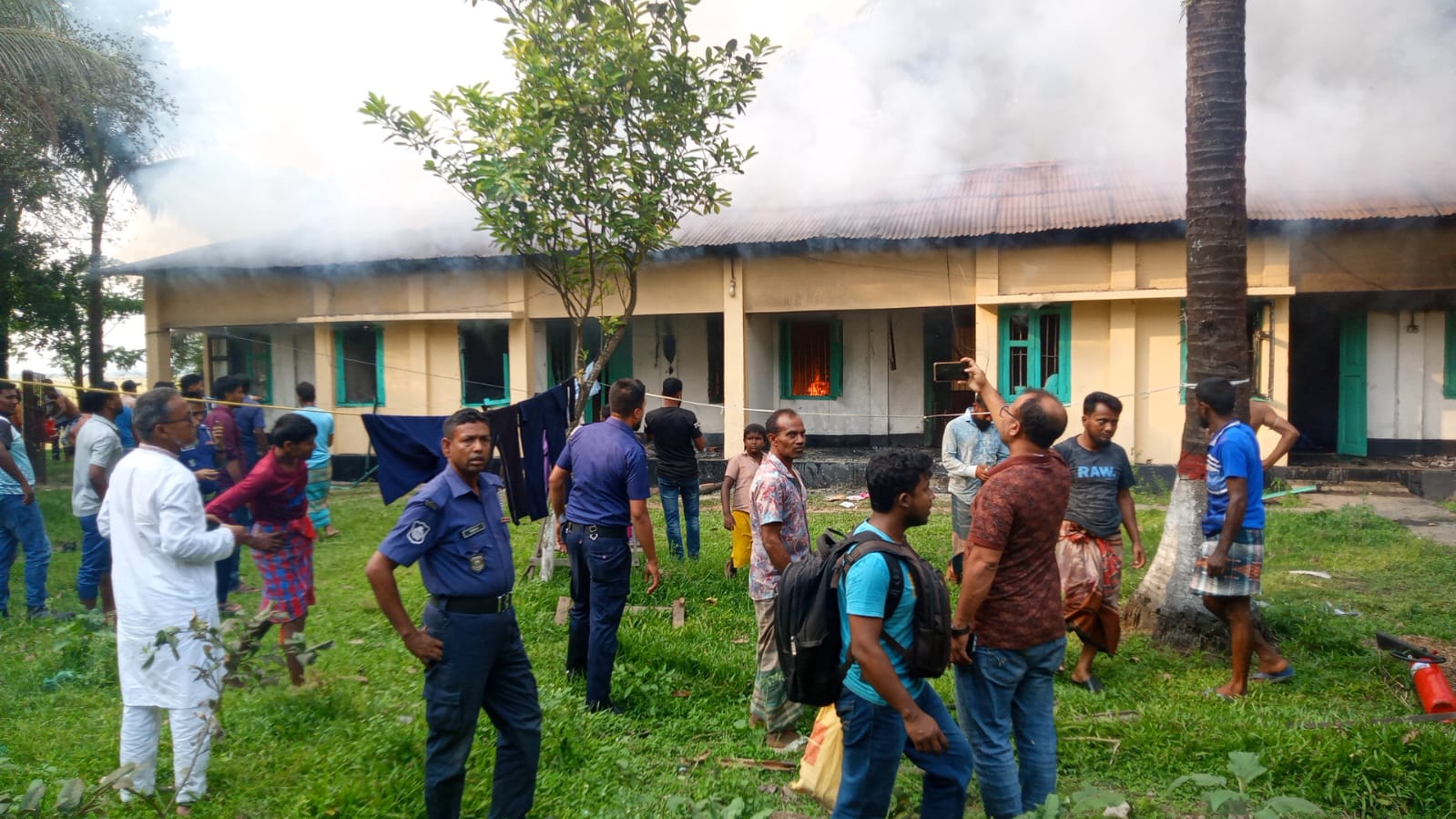 মধ্যনগর থানার কোয়ার্টারে অগ্নিকান্ড