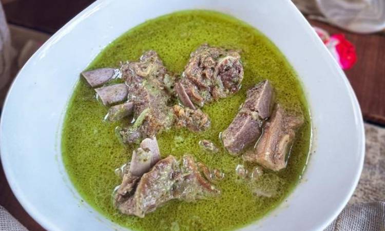 ছুটির দিনে পাতে রাখুন ধনেপাতাবাটায় খাসির ঝোল