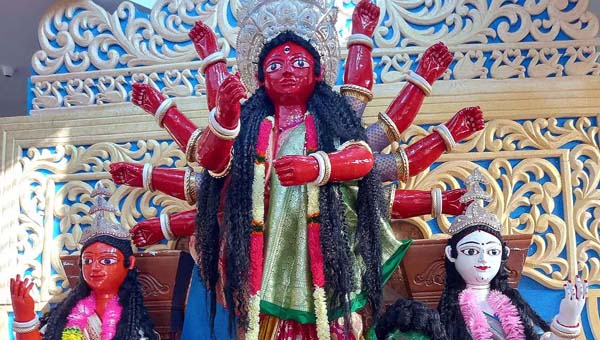 লাল দুর্গাপ্রতিমা দেখতে পাঁচগাঁওয়ে লাখো মানুষের ভিড়