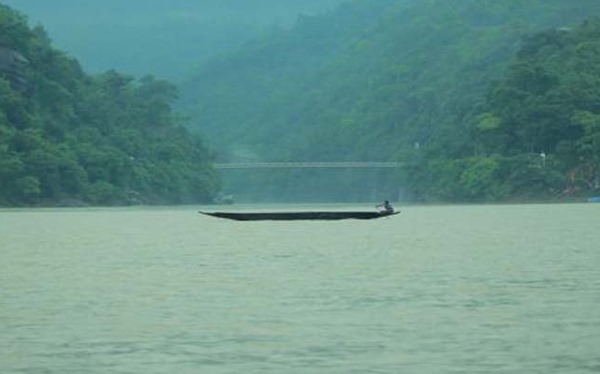 জাফলংয়ে পানিতে ডুবে যুবক নিখোঁজ