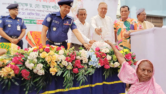 শ্রীমঙ্গলে প্রধানমন্ত্রীর ঈদ উপহার পেল সাড়ে ৪ হাজার পরিবার