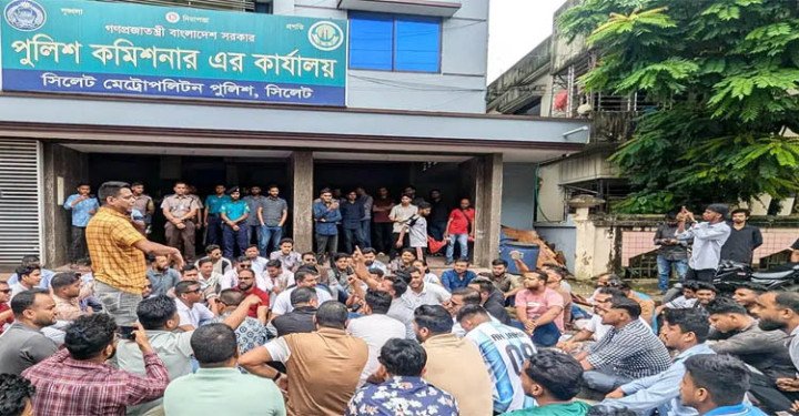 ছাত্রলীগের তৎপরতা বন্ধে ব্যবস্থা চেয়ে এসএমপি কার্যালয়ে ছাত্রদলের অবস্থান