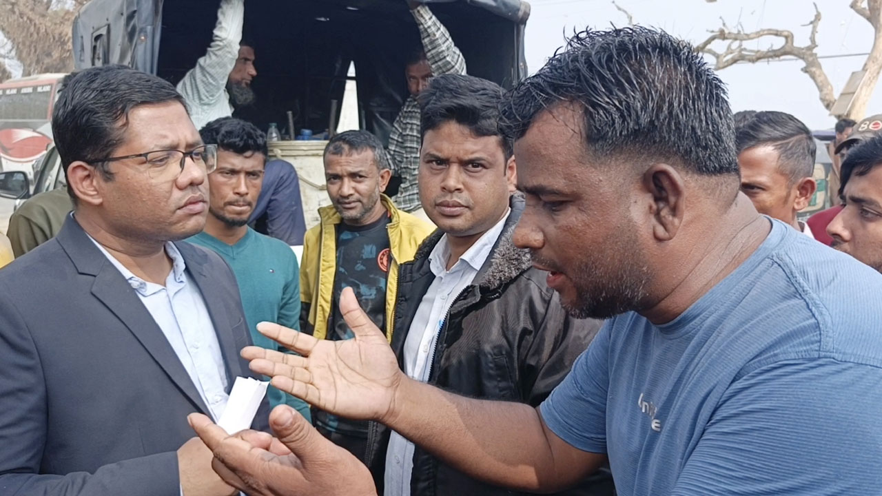 ট্রাকচালককে আটক করতে গিয়ে তোপের মুখে সহকারী কমিশনার