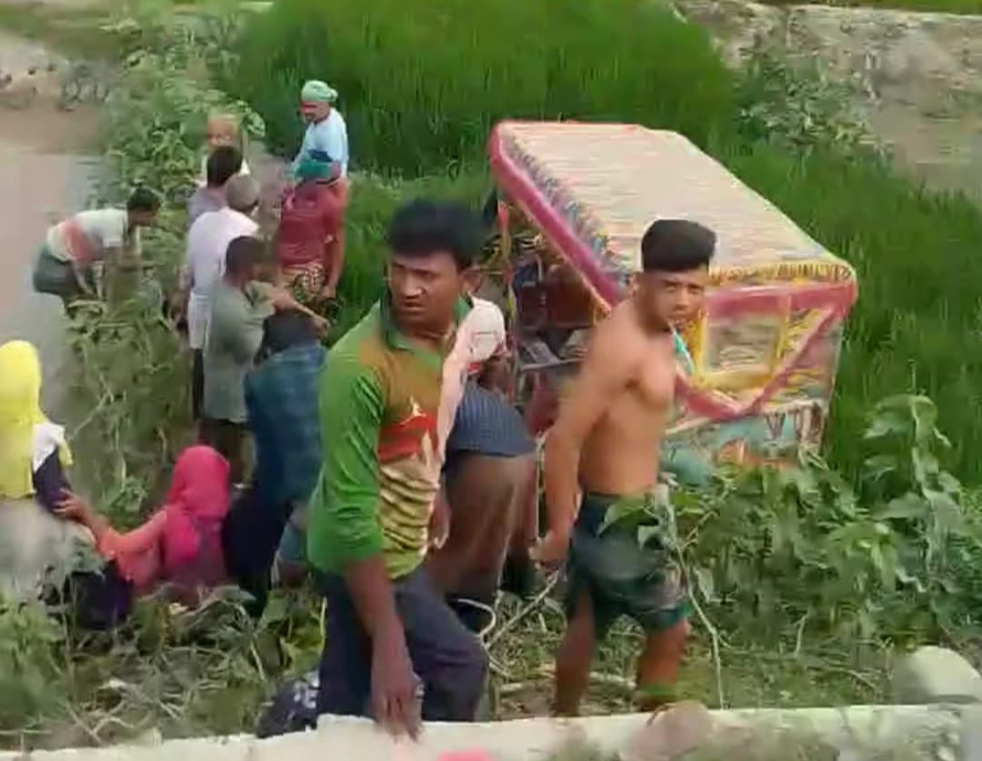 ধর্মপাশায় যাত্রীবাহী ব্যাটারিচালিত অটোরিকশা উল্টে চালকসহ আহত ১০